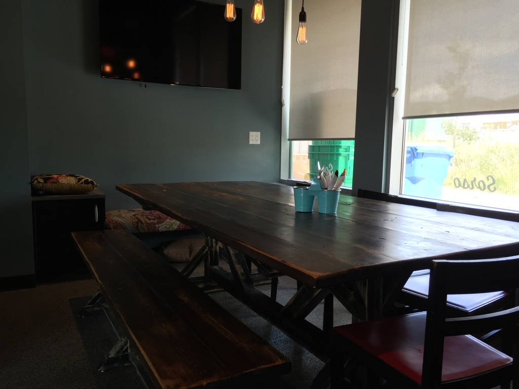 Commune table for meetings, available for reservations.